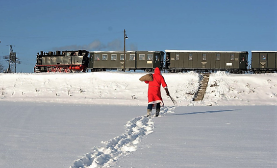 Der Nikolaus stapft in den Zug (Foto: Archiv MBB) Der Nikolaus stapft in den Zug (Foto: Archiv MBB)