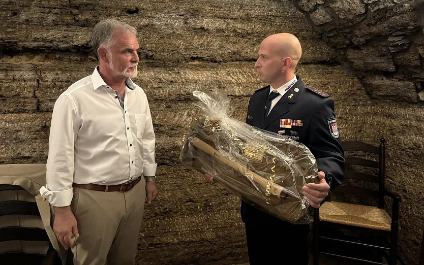 Stadtbrandmeustwr Steven Dierbach &uuml;berreicht Zanker ein Abschiedsgeschenk (Foto: Stadtverwaltung Bad Langensalza)
