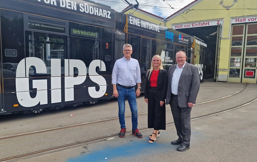 Von links: Knauf-Werkleiter Andr&eacute; Materlik, Mariana Kohlhause, SD VerkehrsMedien Th&uuml;ringen GmbH und Thorsten Schwarz, Gesch&auml;ftsf&uuml;hrer der Nordh&auml;user Verkehrsbetriebe (Foto: nnz)