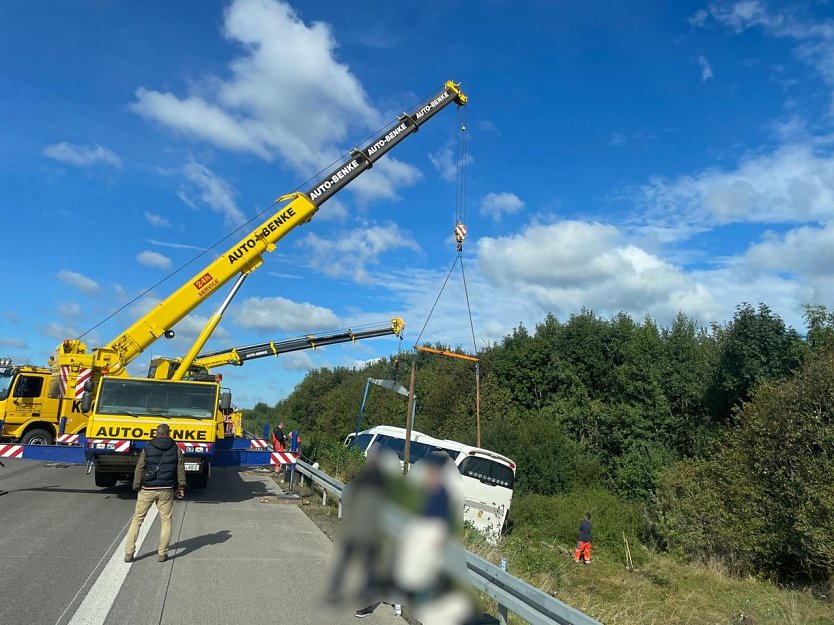 Verungl&uuml;ckter Bus an der A38 (Foto: S. Dietzel)