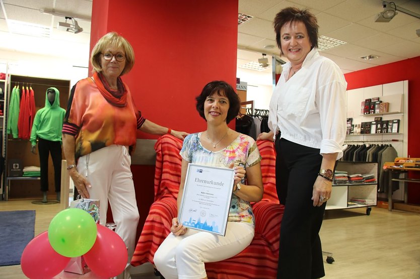 Zwei Generationen in der Nordh&auml;user Mode, v.l.: Waltraut Hebestreit, Katrin Stemmler und Manuela Hebestreit (Foto: agl)