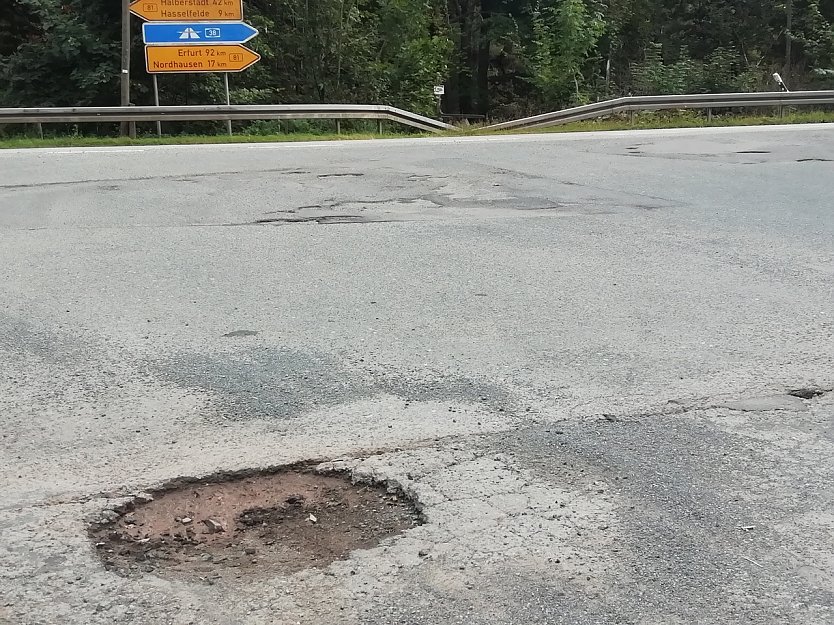 Schlagloch auf der Abfahrt von den B81 (Foto: W. J&ouml;rgens)