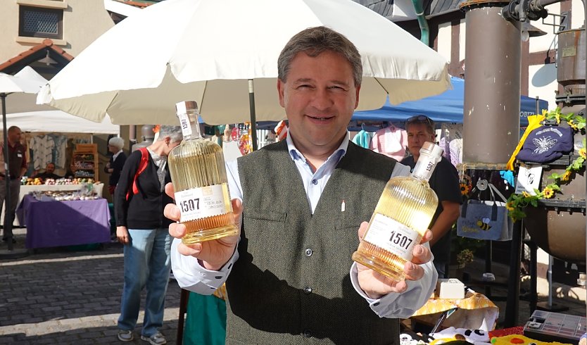 Thomas M&uuml;ller pr&auml;sentiert die beiden limitierten Obstbr&auml;nde der nnz (Foto: nnz)