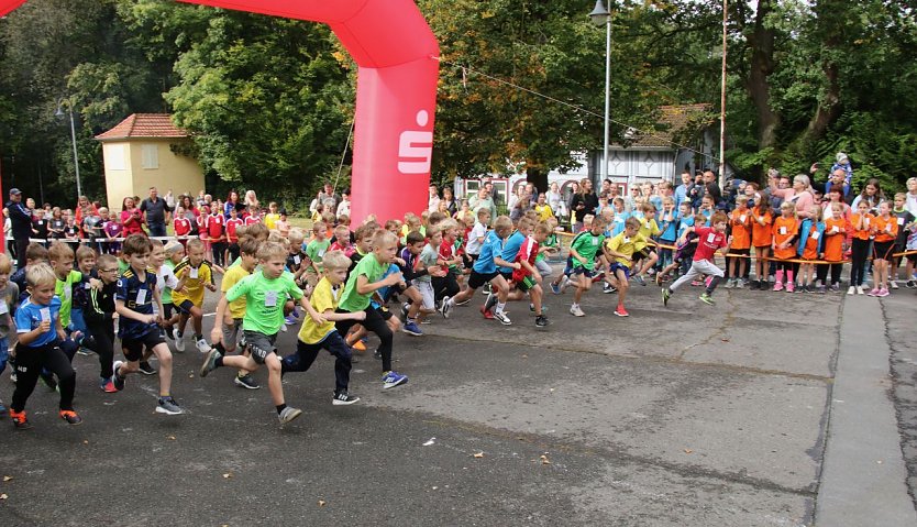 Startschuss f&uuml;r den Schulcrosslauf (Foto: agl)