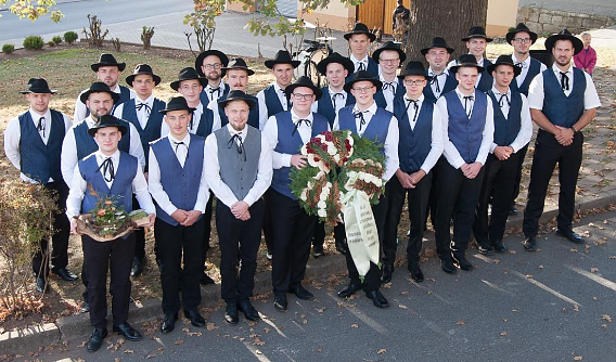 Die Ecklinger&ouml;der Kirmesburschen (Foto: Adrian Ball&uuml;er)