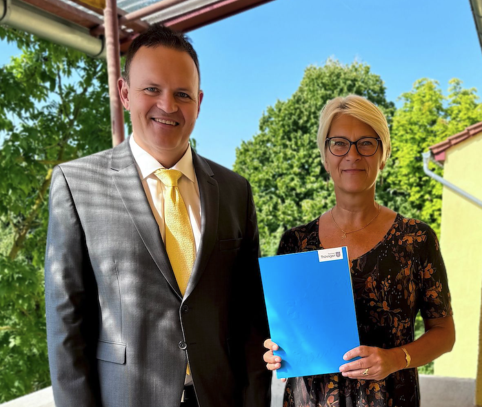  Prof. Dr.-Ing. Sylvia Dannewitz und Hochschulpr&auml;sident Prof. Dr. J&ouml;rg Wagner bei der &Uuml;bergabe der Abschiedsurkunde. Ein bewegender Moment nach &uuml;ber zwei Jahrzehnten wegweisender Lehr- und Forschungst&auml;tigkeit an der Hochschule Nordhausen (Foto: Katrin M&ouml;nch)