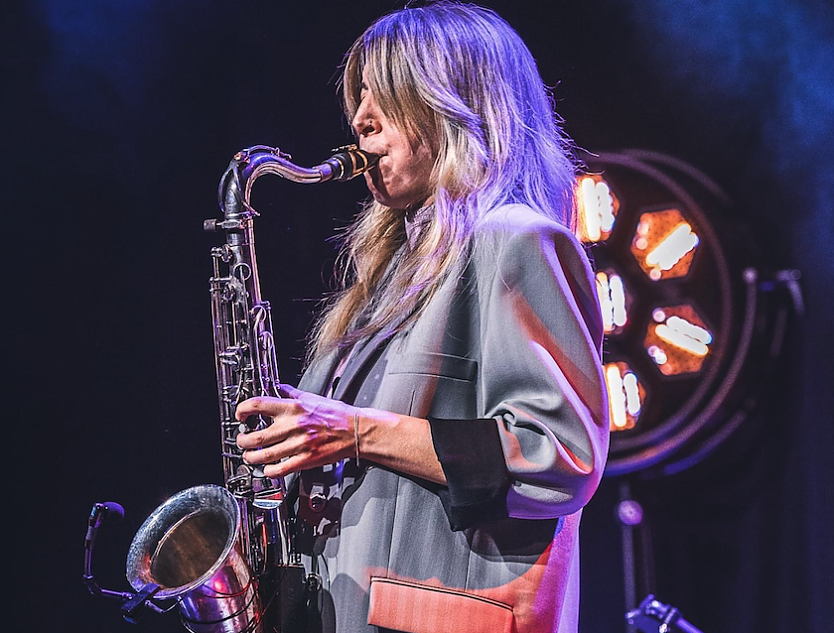 Die Saxophonistin Stephanie Lottermoser l&auml;dt sich zum Jazzrabazz im Nordh&auml;user Theater k&uuml;nsterlische Verst&auml;rkung ein (Foto: Steff Apperdenier)