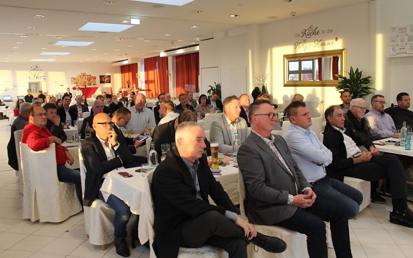 Gut f&uuml;nfzig Unternehmer lauschten gespannt den Ausf&uuml;hrungen (Foto: Eva Maria Wiegand)