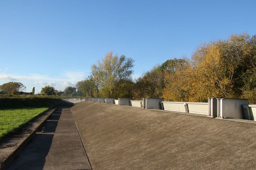 Wird eine bestimmte Pegelh&ouml;he erreicht, &ouml;ffnen sich die Klappen des Sundh&auml;user Wehres automatisch. Den Grenzwert erreichte man zu Weihnachten nicht ganz, Probleme mit dem Wasser bekamen die Sundh&auml;user an anderer Stelle (Foto: agl)