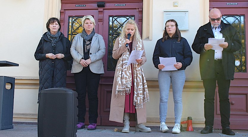 Carola B&ouml;ck, Franka Hitzing, Ines Sachse-Schellhammer, Hanna Winkler und Hans Georg M&uuml;ller heute Nachmittag vor den &uuml;ber achtzig Demonstranten (Foto: oas)