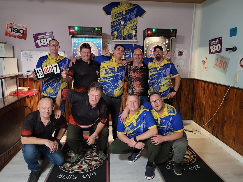 Dartchaoten Oberspier:h.v.l. Thomas Peglow, Holger Reinhardt, Sebastian Sch&uuml;&szlig;ler, Ronny Naffin, David Kazior v.v.l Raimond Riese, Ingo Koudele, Ren&eacute; Fischer, Sven Linke (Foto: Thomas Peglow)