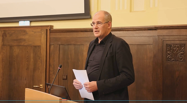 Landrat Jendricke w&auml;hrend seiner Informationen f&uuml;r den Kreistag (Foto: oas)