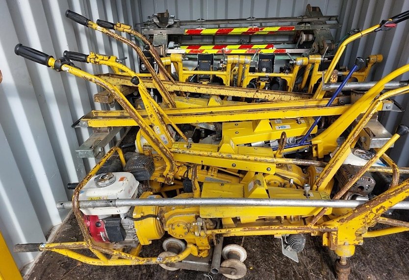 Vergleichsaufnahme der entwendeten Gleisbaumaschinen. (Foto: Bundespolizei) Vergleichsaufnahme der entwendeten Gleisbaumaschinen. (Foto: Bundespolizei)