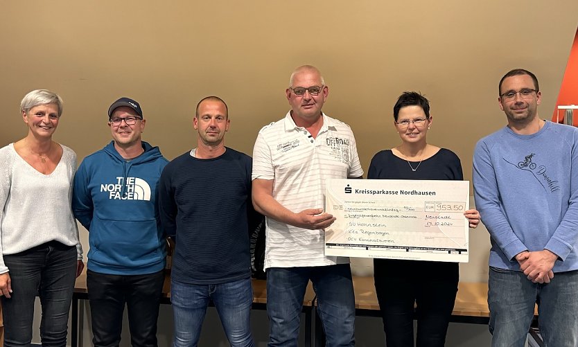 &Uuml;bergabe des Spendenschecks (Foto: A.G&uuml;nther)
