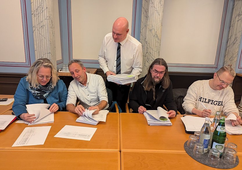 (v.l.n.r.): Dagmar Sonneck (SPD), Andreas Hartung-Schettler (AfD), B&uuml;rgermeister Steffen Grimm (parteilos), Jens Koschinek (Die Linke) und Tobias Schneegans (VS (Foto: Janine Skara)