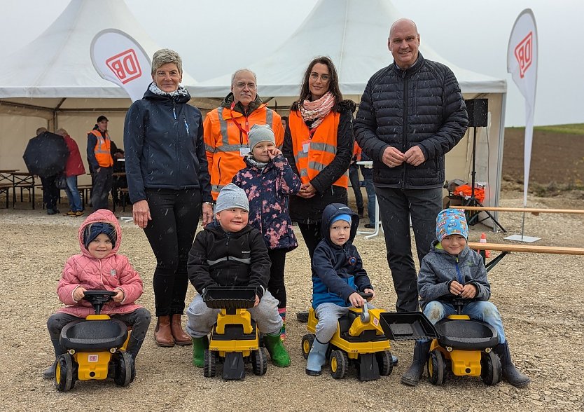 B&uuml;rgermeister Steffen Grimm (hinten rechts), Kitaleiterin Bianca Wei&szlig; (hinten links) und die Kinder der Kita Dorfspatzen besichtigten gestern den Br&uuml;ckenneubau in Hohenebra und freuten sich &uuml;ber den Rundgang mit Projektleiter Marco Kresse und der Kommunikationsverantwortlichen der Deutschen Bahn, Belinda Grenzd&ouml;rfer. (Foto: Janine Skara)