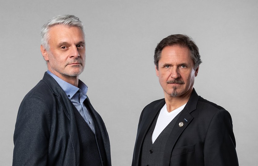 Winfried Frey und Ludwig Waldinger nehmen die Besucher mit auf eine Lesung zu wahren Kriminalf&auml;llen (Foto: MiB)