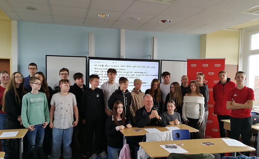 Radio SAW Team um Moderator Ted Stanetzky bei der Klasse 8 b (Foto: A.Levin) Radio SAW Team um Moderator Ted Stanetzky bei der Klasse 8 b (Foto: A.Levin)