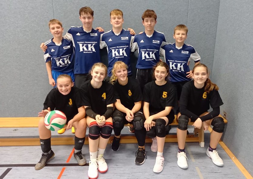 Die erfolgreichen Schiller-Volleyballer und Volleyballerinnen (Foto: Hans-Philipp Nebelung) Die erfolgreichen Schiller-Volleyballer und Volleyballerinnen (Foto: Hans-Philipp Nebelung)