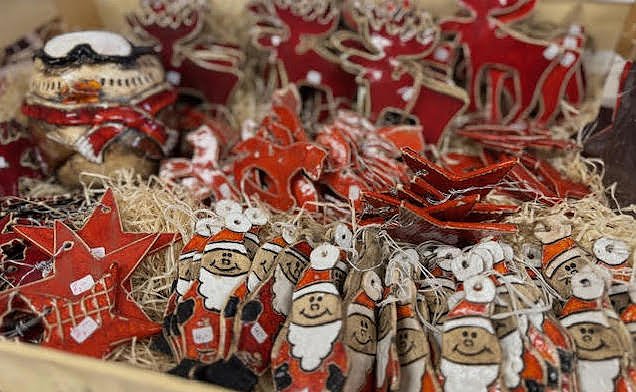 Viele handgefertigte Artikel zum Fest (Foto: Nordth&uuml;ringer Lebenshilfe)