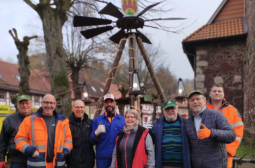 Der "Adventszauber" kann kommen, auch die Weihnachtspyramide steht in Neustadt jetzt (Foto: Peter Sieckel)