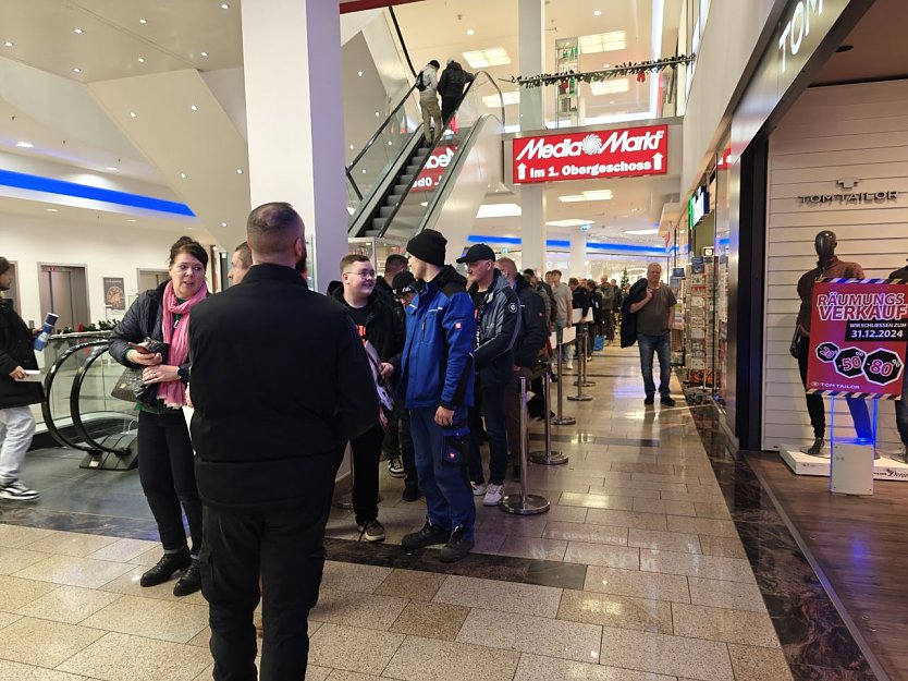 Zum Besuch bildeten sich lange Schlangen (Foto: Peter Blei)