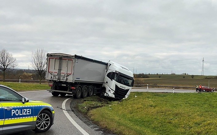 Verunglückter Sattelzug (Foto: Autobahnpolizei) Verunglückter Sattelzug (Foto: Autobahnpolizei)