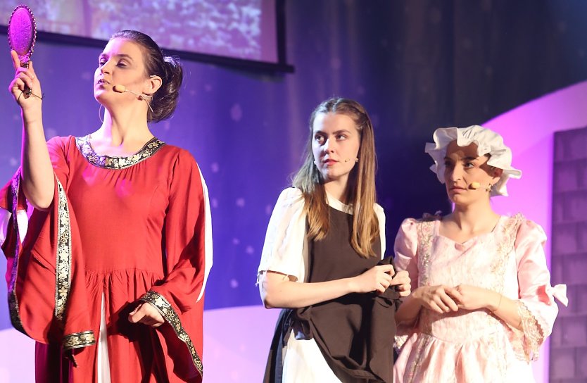 Aschenbrödel muss sich gegen ihre Stiefschwestern durchsetzen (Foto: Manthey Events) Aschenbrödel muss sich gegen ihre Stiefschwestern durchsetzen (Foto: Manthey Events)