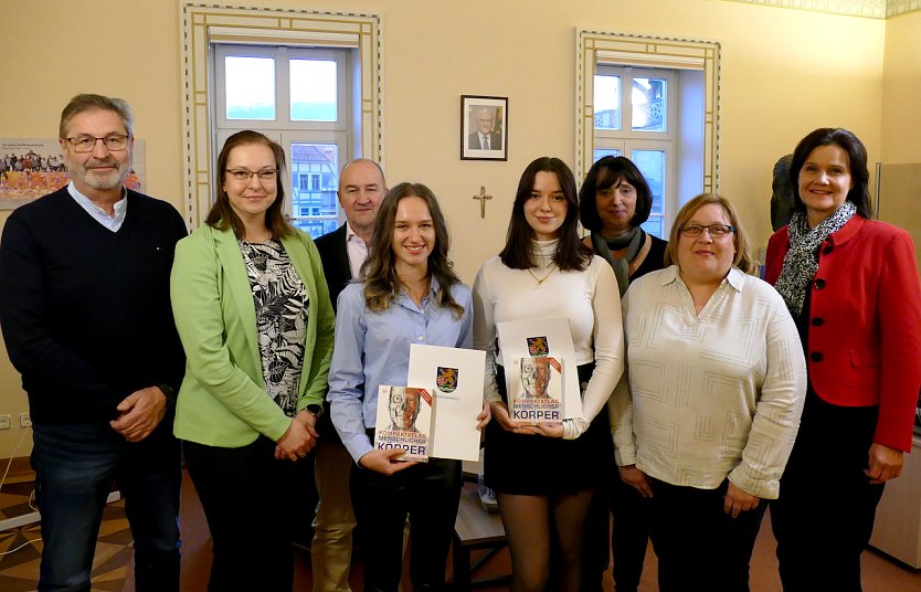 Landr&auml;tin mit den Stipendiatinnen: (v.l.) Raimund Scheja, Dr. Amelie Petri, Ralf Arendt, Sakura Marie Arendt, Kristina Bartsch, Heike Hambrock-Bartsch, Sylvia Fonfara, Antje Hochwind-Schneider (Foto: Martin Hellmann - Landratsamt Kyffh&auml;userkreis)
