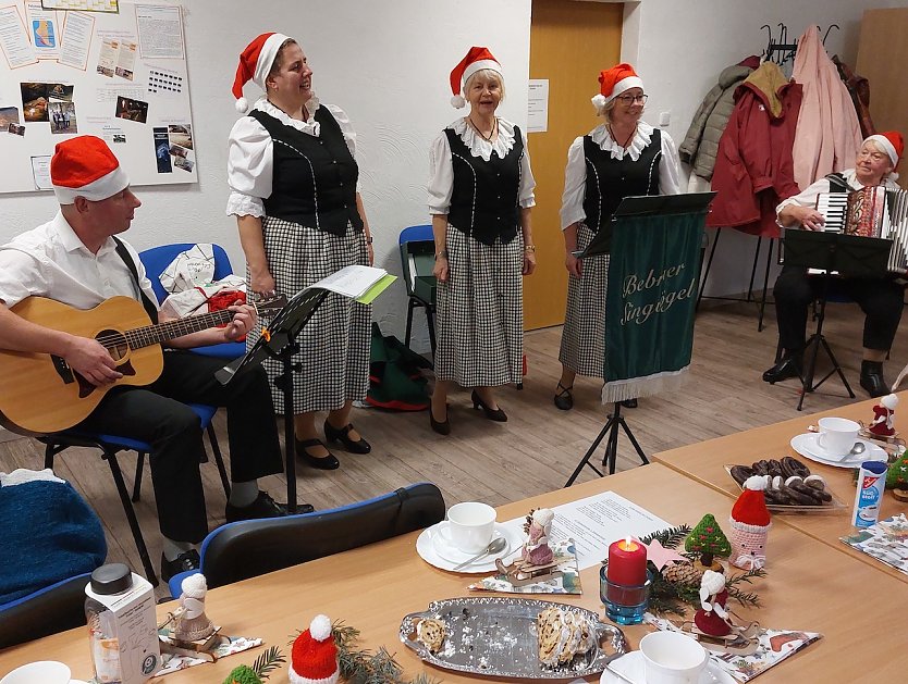 Die Bebraer Singv&ouml;gel erfreuten die Anwesenden der Weihnachtsfeier des Seniorentreffs in Jecha (Foto: Gudrun Dietrich)