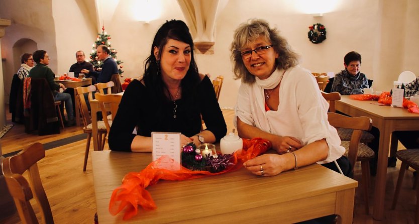 Mandy Neblung und Jeanette Heidrich &uuml;bernahmen am ersten Adventssonntag die Versorgung der G&auml;ste (Foto: agl)