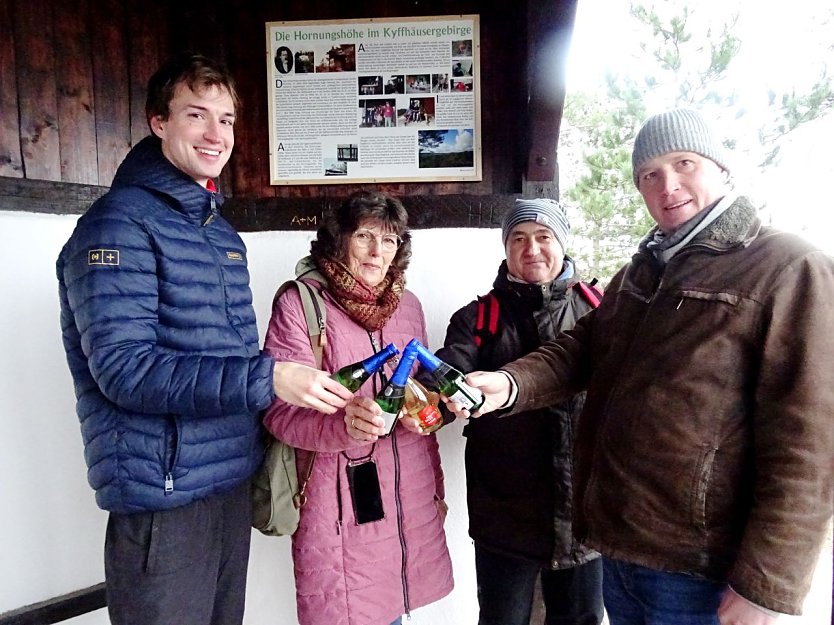 Feierliche Einweihung der Geschichtstafel &uuml;ber die Entstehung und Pflege der Schutzh&uuml;tte auf der Hornungsh&ouml;he (Foto: Peter Ke&szlig;ler)