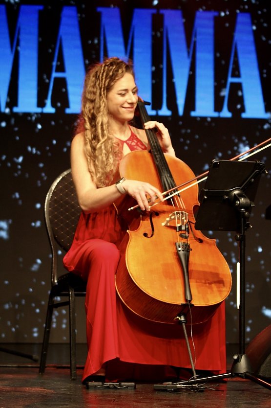 Die Australierin und Cellistin Melissa Hart bezauberte mit ihrer hochprofessionellen Darbietung im Klubhaus Stocksen  (Foto: Eva Maria Wiegand)