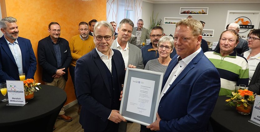 Innenminister Georg Maier &uuml;bergibt Urkunde an Robert B&ouml;hm (rechts) (Foto: nnz)