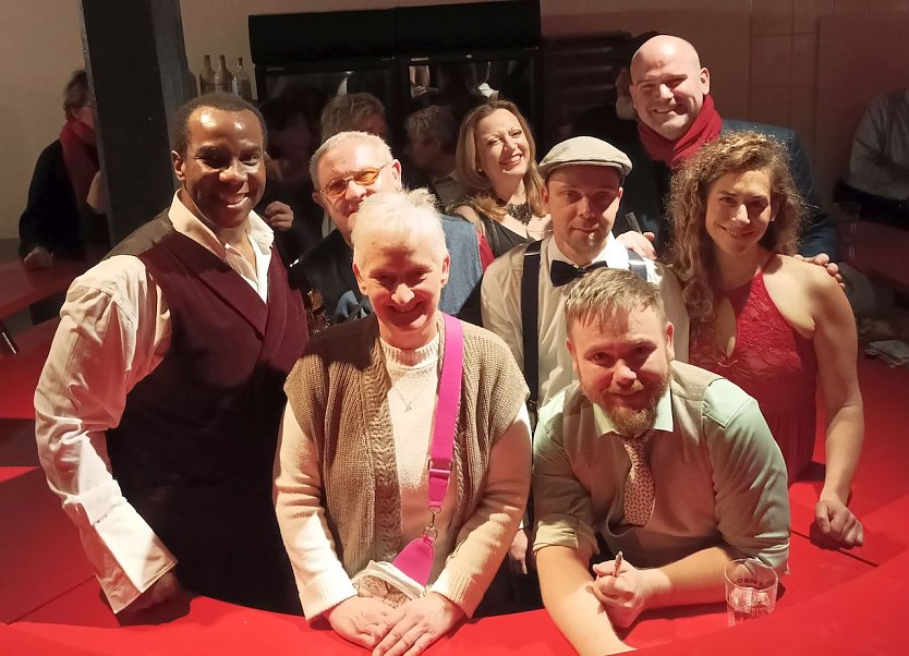 Das Tenortrio Fellas mit seinen Musikern und Besuchern des Weihnachtskonzertes im Stocksen in Sondershausen (Foto: Thomas Leipold)