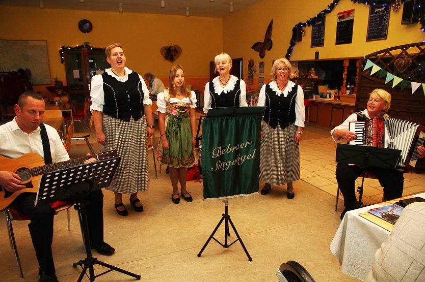 Weihnachtsfeier mit den Bebraer Singvögeln in Ebeleben (Foto: Günter Härting) Weihnachtsfeier mit den Bebraer Singvögeln in Ebeleben (Foto: Günter Härting)