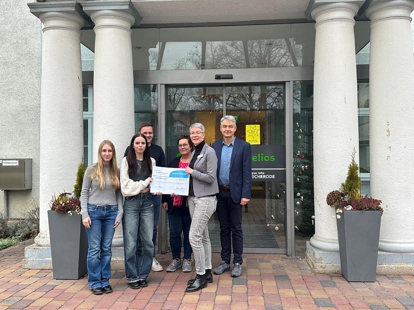 Schulleiter Herr Ga&szlig;mann nahm zusammen mit der F&ouml;rdervereinsvorsitzenden Frau Spie&szlig; und den Sch&uuml;lersprechern die Spende entgegen. (Foto: Schillergymnasium Bleicherode)