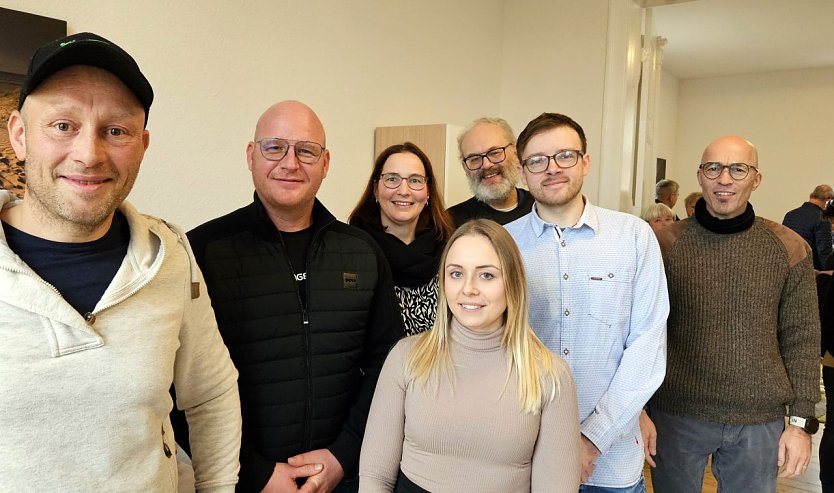 v.l.: Manuel Wegerich, Michael Gro&szlig;, Stefanie Schmerbauch, Christina Mann, Marc Pokoj, Christoph J&uuml;nemann und Micha Hofmann - der Dingelst&auml;dter Hauptamtsleiter, Mitarbeitende der Einrichtung sowie Vorstandsmitglieder des Diakonischen Werkes Eichsfeld-M&uuml;hlhausen e.V.  freuen sich mit der Gesch&auml;ftsf&uuml;hrerin Stefanie Schmerbauch &uuml;ber die Er&ouml;ffnung. (Foto: Evangelischer Kirchenkreis M&uuml;hlhausen)