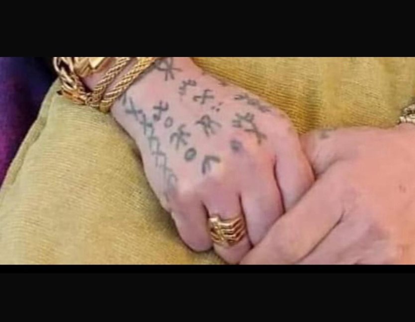 Um ihr Alphabet zu erhalten haben die Jesiden unter anderem T&auml;towierung genutzt (Foto: privat)