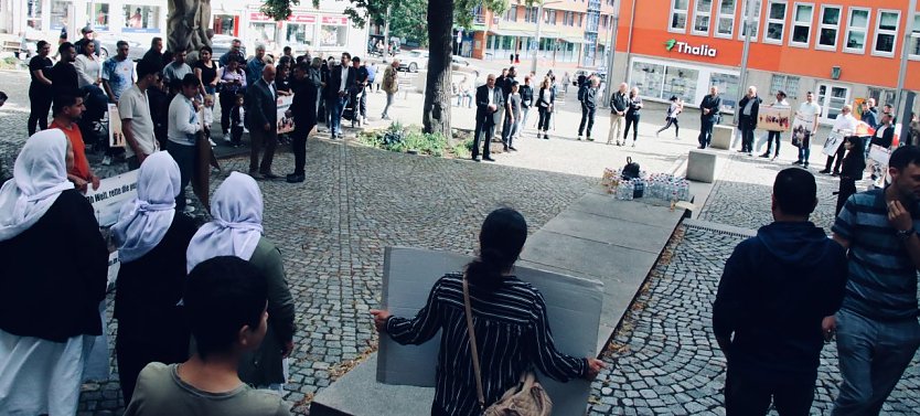 Die jesidische Gemeinde in Nordhausen mahnte auf dem Rathausplatz schon im vergangenen Jahr dazu, den V&ouml;lkermord nicht zu vergessen. Der Kampf um Anerkennung und den Erhalt ihrer Kultur geht auch heute weiter (Foto: agl)