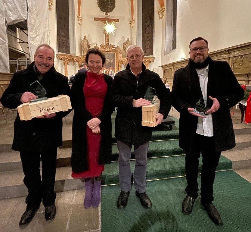 Claudia Langhammer (2.v.li.) und Martin Ludwig (re.) &uuml;berreichten Auszeichnungen an die Ehrenamtspreistr&auml;ger des Jahres 2024: Ulrich Gauck (li. in Vertretung f&uuml;r seine Frau Karin) und Wolfgang Rasch (2.v.re.) (Foto: Claudia Langhammer)