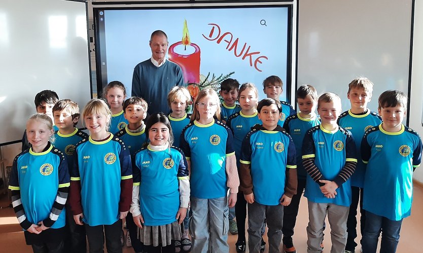 Die Kinder der 3 mit ihrem Sponsor Andreas Meyer (Foto: GS Bertolt Brecht)