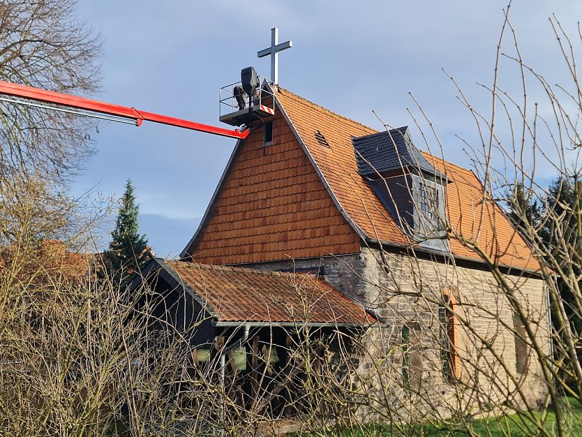 Das neue Kreuz wird angebracht (Foto: C.Wilhelm) Das neue Kreuz wird angebracht (Foto: C.Wilhelm)