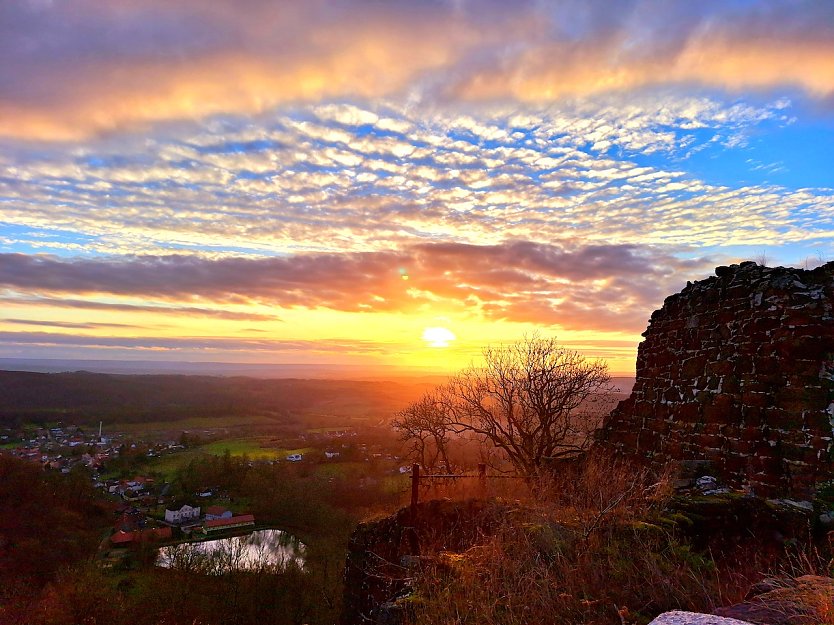Blick in den Abendhimmel von der Burg Hohenstein/ Neustadt (Foto: Franziska Hartung) Blick in den Abendhimmel von der Burg Hohenstein/ Neustadt (Foto: Franziska Hartung)