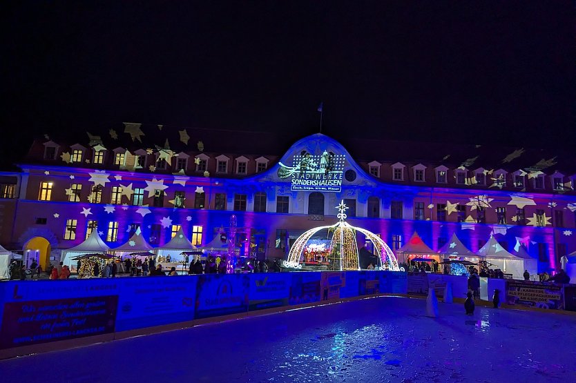 Schlittschuhvergn&uuml;gen vor einer atemberaubenden Lichtkulisse: Das gibt es bis zum 29. Dezember im Sondersh&auml;user Schlosshof zu erleben.   (Foto: Janine Skara)
