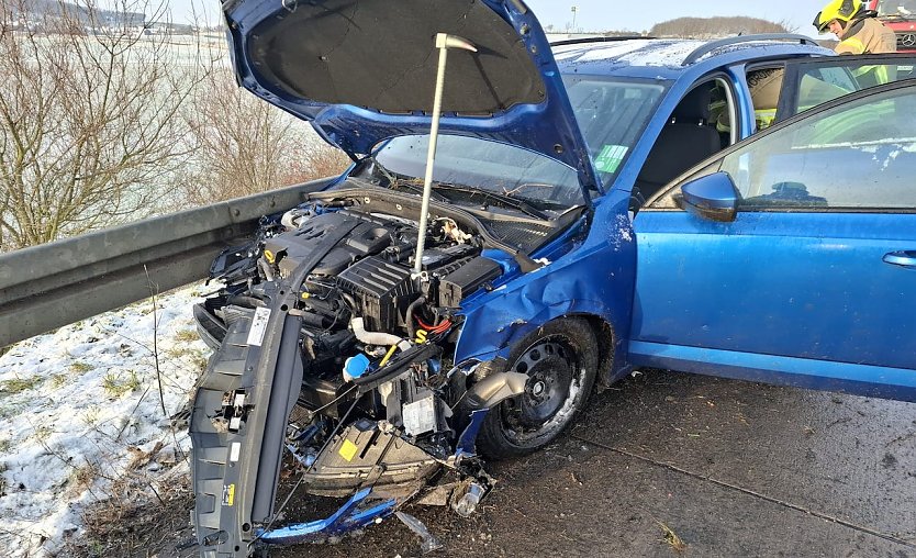 Erneuter Unfall auf glatter Fahrbahn auf der A38 (Foto: Silvio Dietzel/Feuerwehr Gro&szlig;wechsungen)