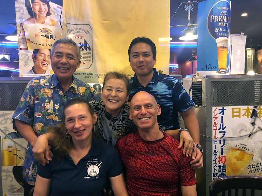 Cheftrainer Frank Pelny zu Besuch bei Gro&szlig;meister Tamayose Hidemi (Foto: Karate Do Kwai)