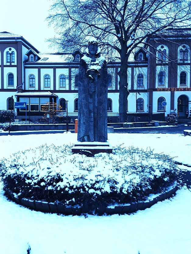 Neander�Denkmal (1985),�geschaffen�von�Eckhard�Maler,�an der�ehemaligen�Klosterschule�vor der�Neanderklinik. Vereinigte�Kirchen-�Klosterkammer�Erfurt, in Ilfeld-Harztor, Neanderplatz (Foto: Tim Sch&auml;fer)