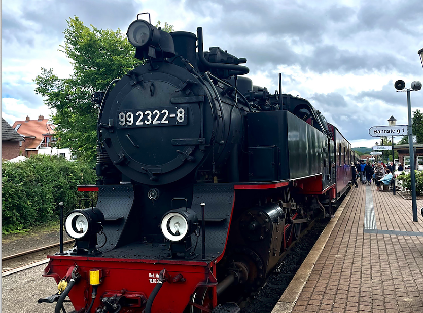 Betreiber von historischen Dampflokomotiven stehen vor der Herausforderung, den Betrieb umweltfreundlicher zu gestalten. Kann eine historische Dampflok ohne Kohle fahren? (Foto: Hochschule Nordhausen/Pascal Leibbrandt)