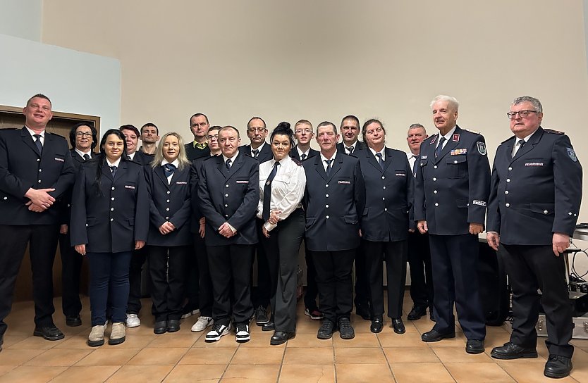 li au&szlig;en Wehrf&uuml;hrer Mario Focke, (Mitte) Wehrf&uuml;hrer-Stellvertreterin Nicole Eller, bei der Jahreshauptversammlung der Feuerwehr in G&uuml;nserode (Kyffh&auml;userland) (Foto: Feuerwehr G&uuml;nserode (Kyffh&auml;userland))